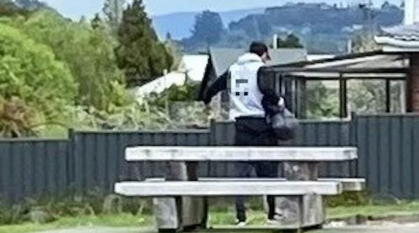 新西兰一男子光天化日下“出翔”