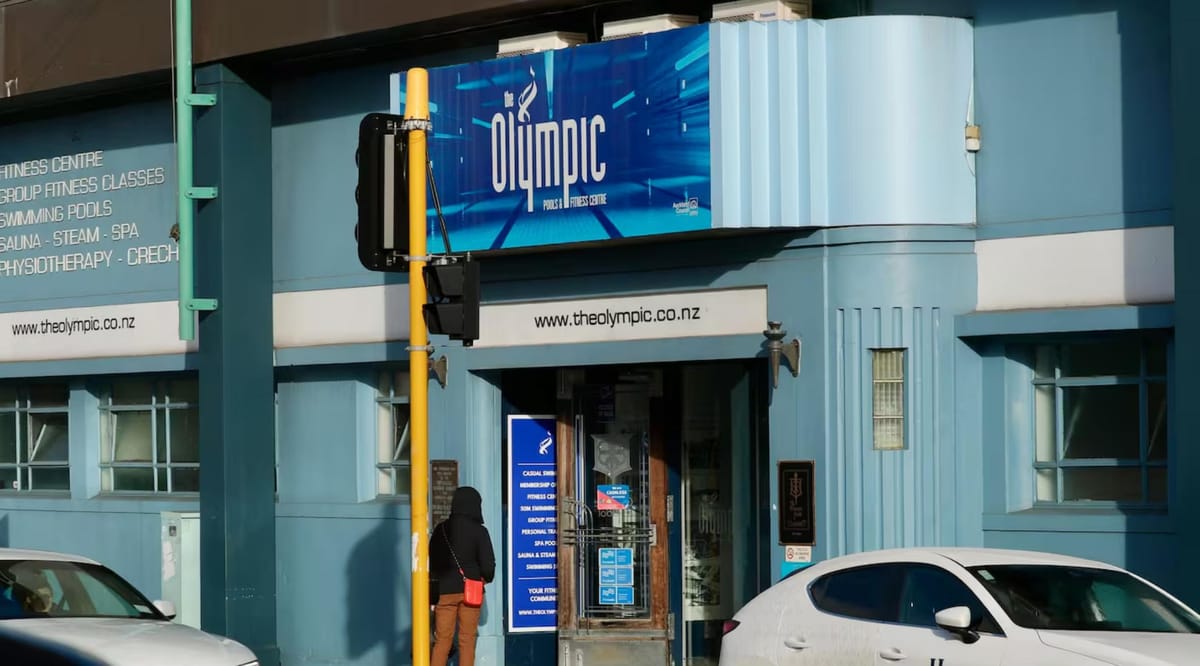 奥克兰游泳池更衣室偷拍，400人毫不知情