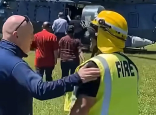 消防员偷偷对新西兰总理做“不雅”手势，网友“乐翻了”