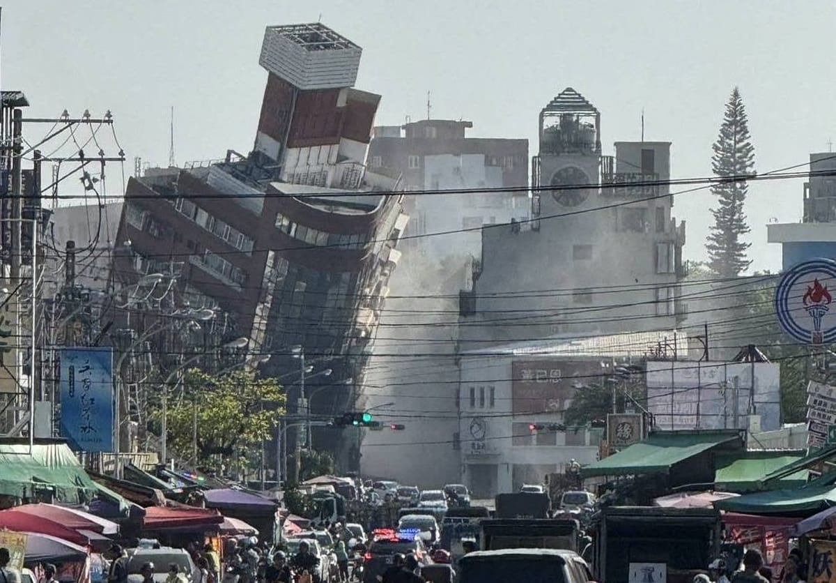 台湾发生7.7级地震,当地建筑物倒塌