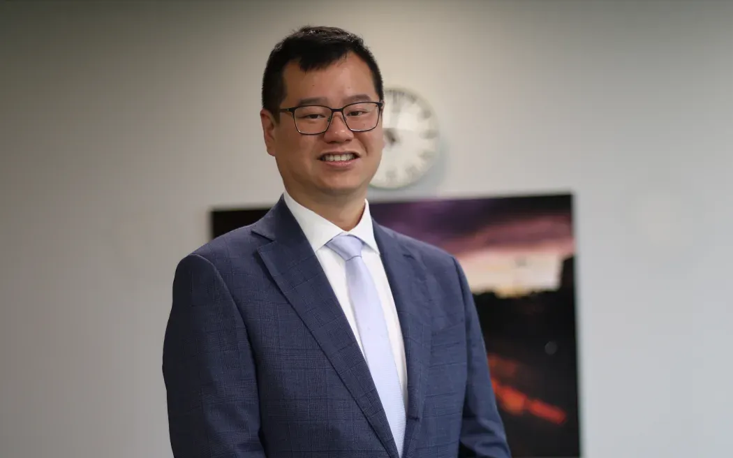 华人议员张隽浩发表首次国会演讲:“我们需要授人以渔,而不是授人以鱼”