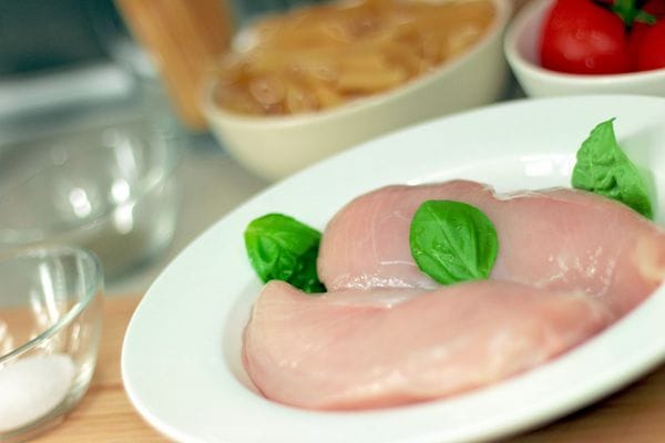 为什么烹饪生鸡肉前不建议用水冲洗?