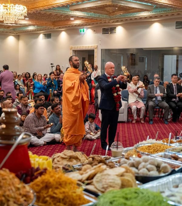 新西兰总理参加排灯节活动,双手合十,点燃“圣灯”