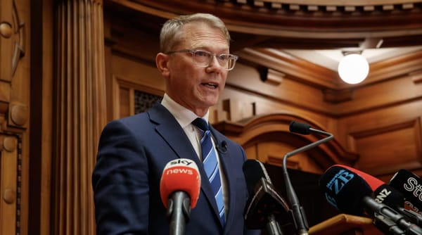 新法：跟踪骚扰最高判刑5年