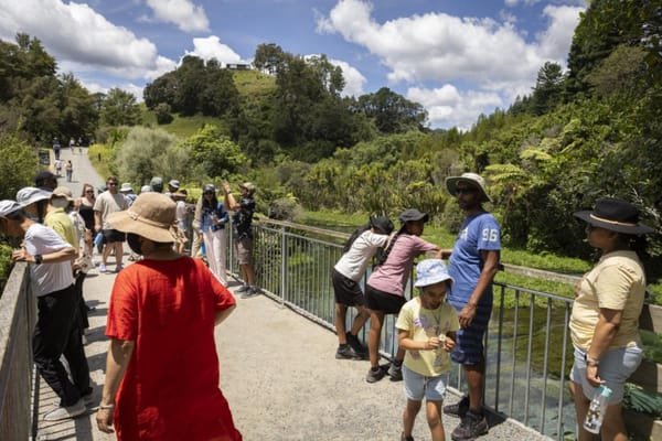 北岛一景点近日被挤爆
