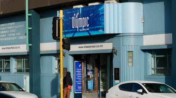 奥克兰游泳池更衣室偷拍，400人毫不知情