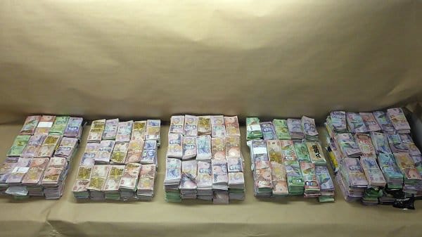 Seized-cash-laid-out-at-Customs-lowres